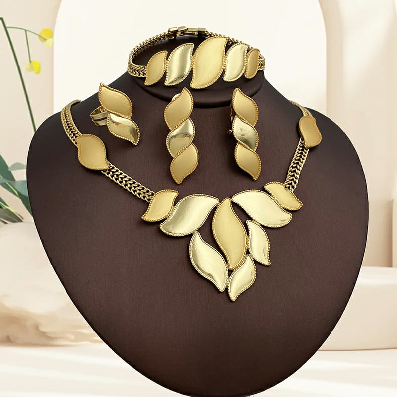 Rings, necklace, bracelet and earrings, rings, necklace, bracelet and earrings.