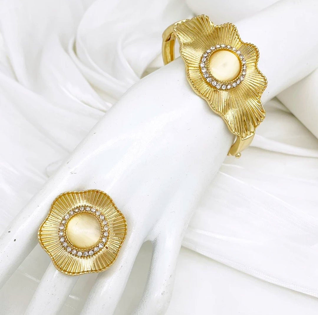 Rings, necklace, bracelet and earrings, rings, necklace, bracelet and earrings.