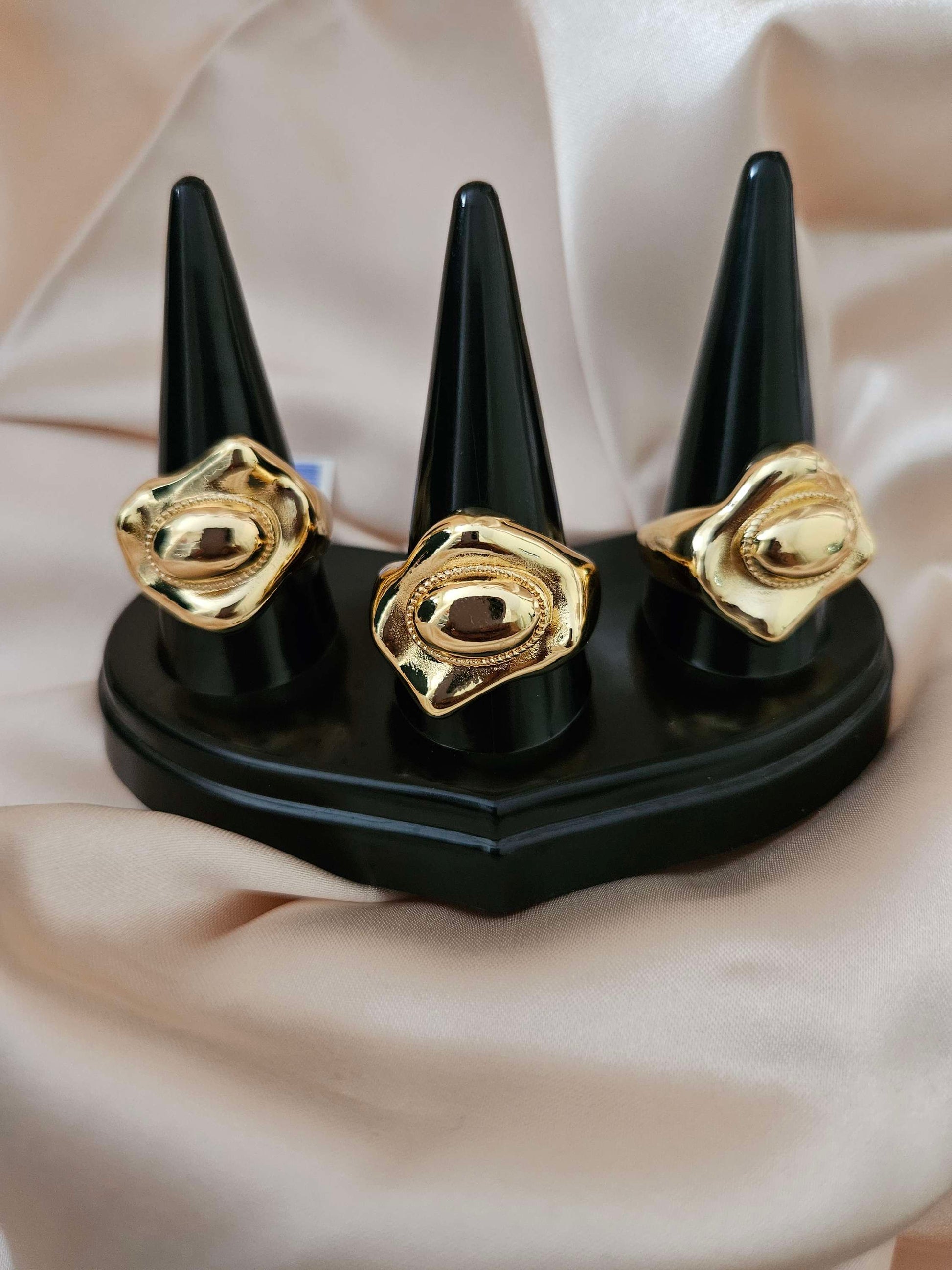 Rings, necklace, bracelet and earrings, rings, necklace, bracelet and earrings.