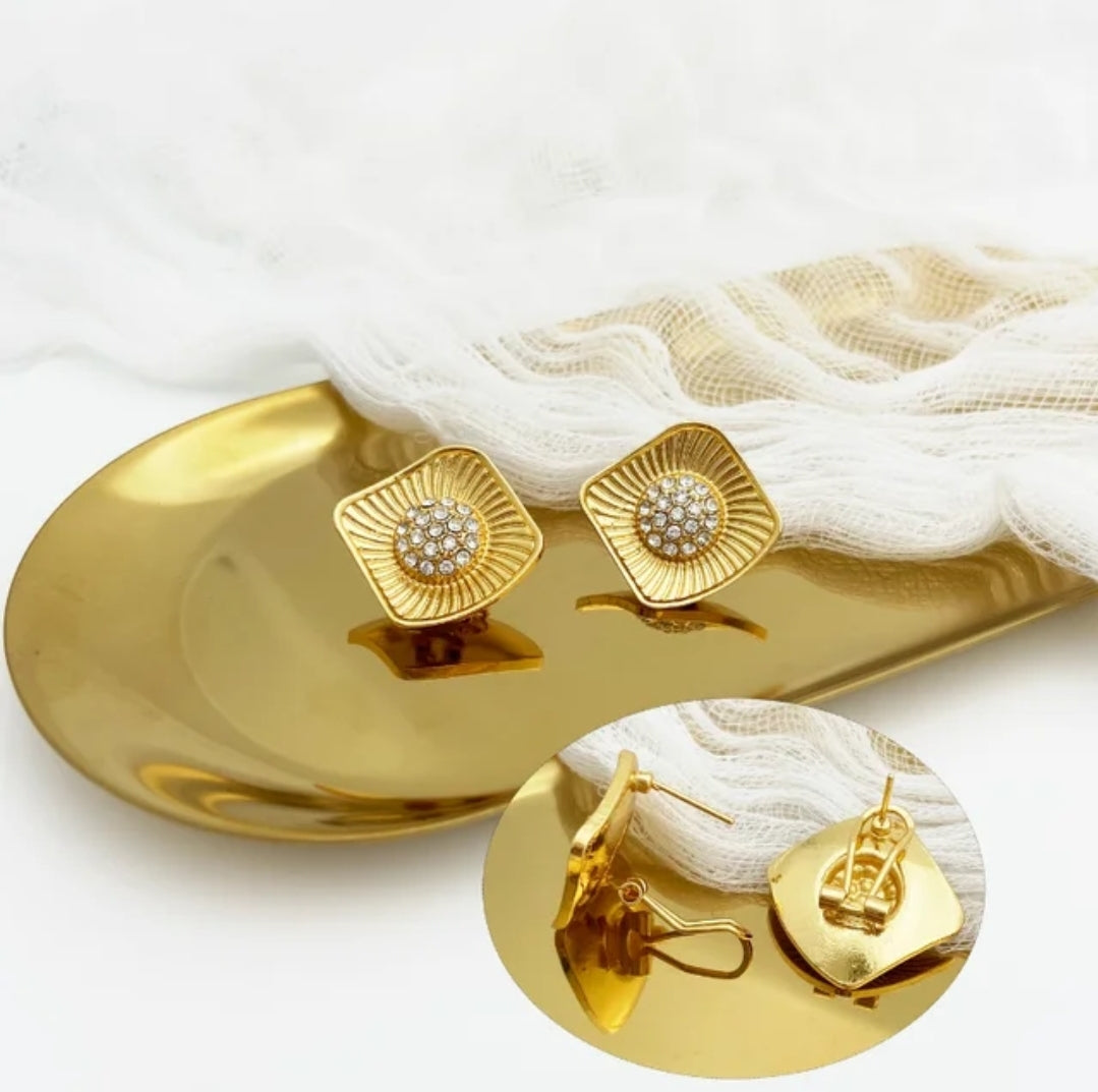 Rings, necklace, bracelet and earrings, rings, necklace, bracelet and earrings.