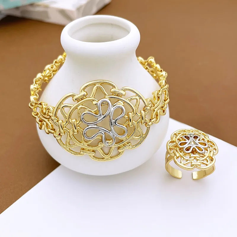 Rings, necklace, bracelet and earrings, rings, necklace, bracelet and earrings.