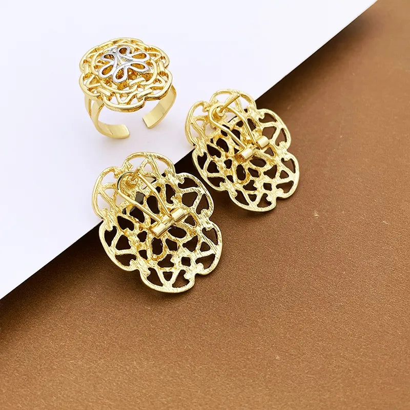 Rings, necklace, bracelet and earrings, rings, necklace, bracelet and earrings.