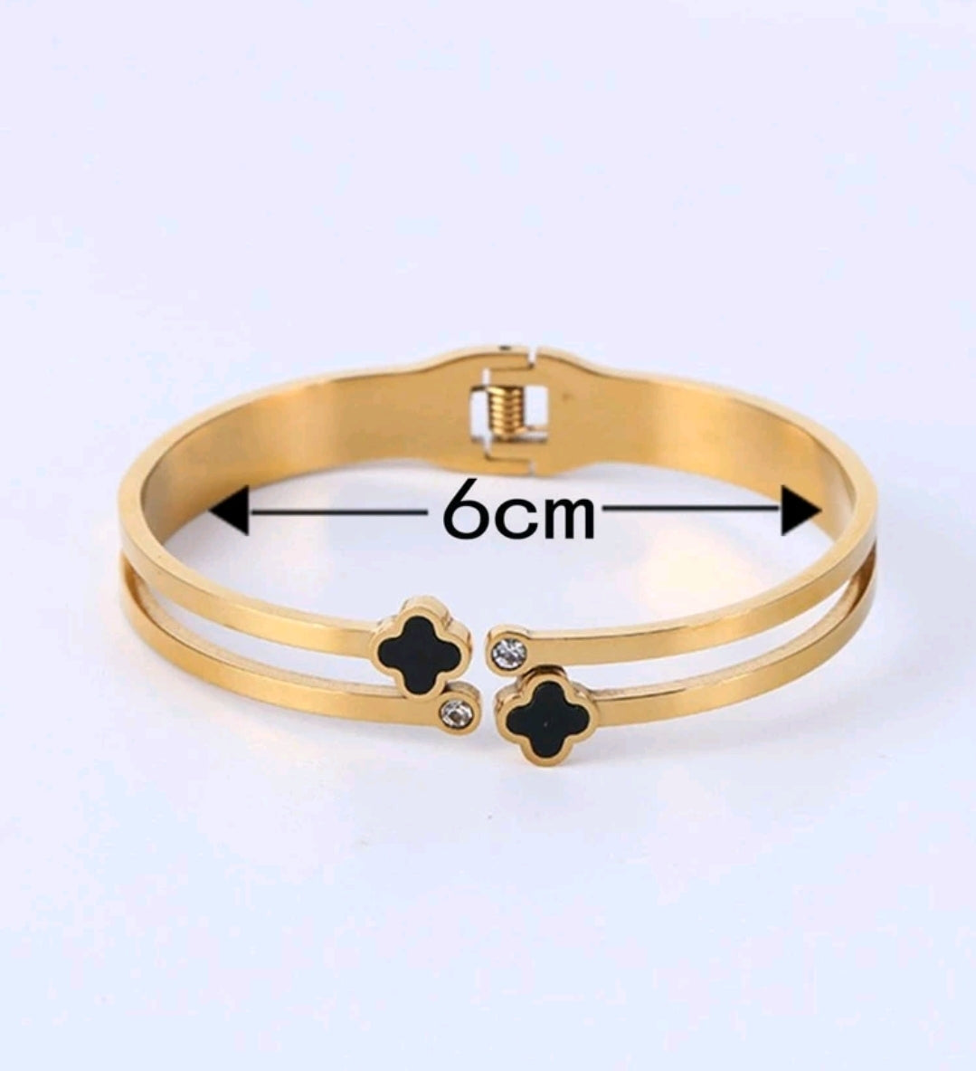 Rings, necklace, bracelet and earrings, rings, necklace, bracelet and earrings.