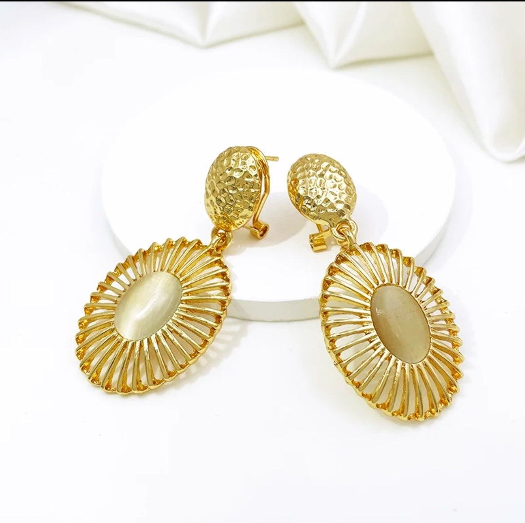 Rings, necklace, bracelet and earrings, rings, necklace, bracelet and earrings.