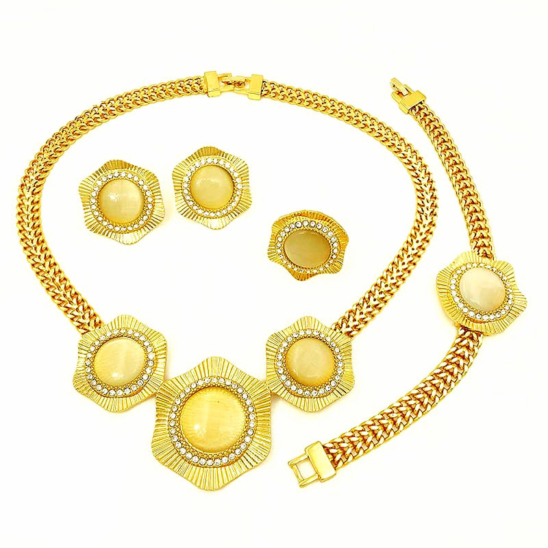 Rings, necklace, bracelet and earrings, rings, necklace, bracelet and earrings.