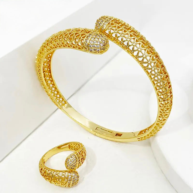 Rings, necklace, bracelet and earrings, rings, necklace, bracelet and earrings.