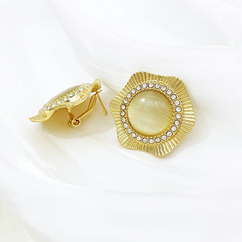 Rings, necklace, bracelet and earrings, rings, necklace, bracelet and earrings.