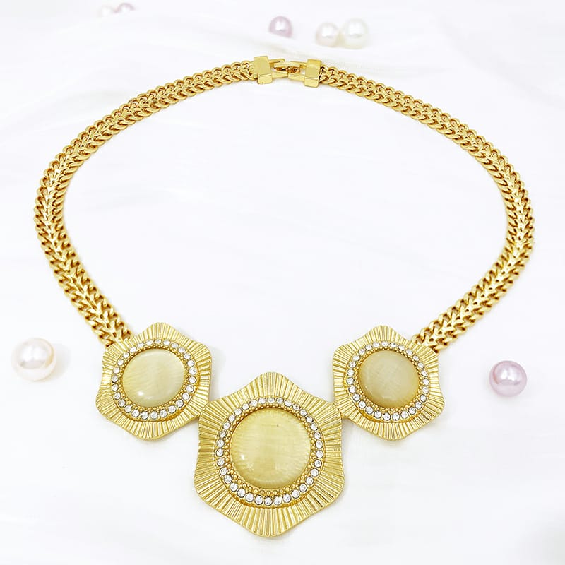 Rings, necklace, bracelet and earrings, rings, necklace, bracelet and earrings.