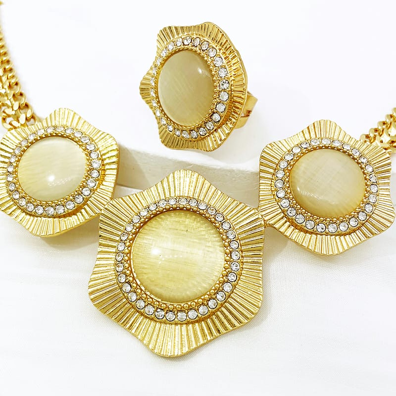 Rings, necklace, bracelet and earrings, rings, necklace, bracelet and earrings.