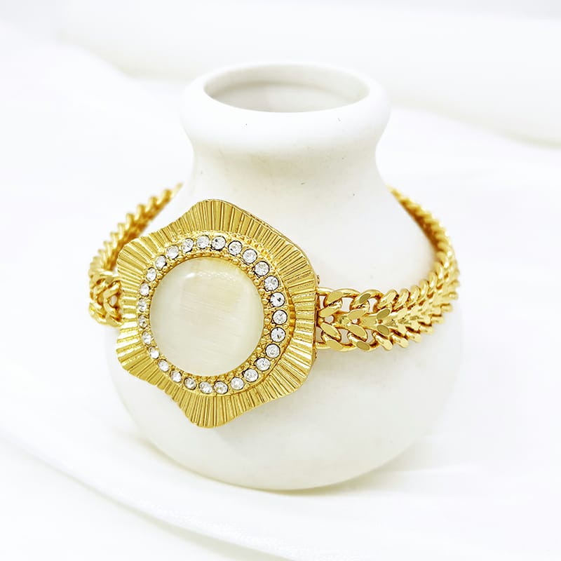 Rings, necklace, bracelet and earrings, rings, necklace, bracelet and earrings.
