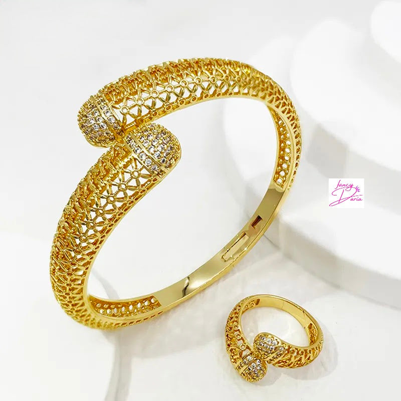 Rings, necklace, bracelet and earrings, rings, necklace, bracelet and earrings.