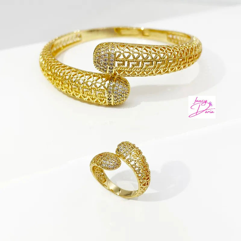Rings, necklace, bracelet and earrings, rings, necklace, bracelet and earrings.