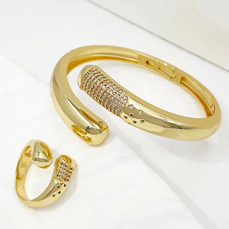 Rings, necklace, bracelet and earrings, rings, necklace, bracelet and earrings.