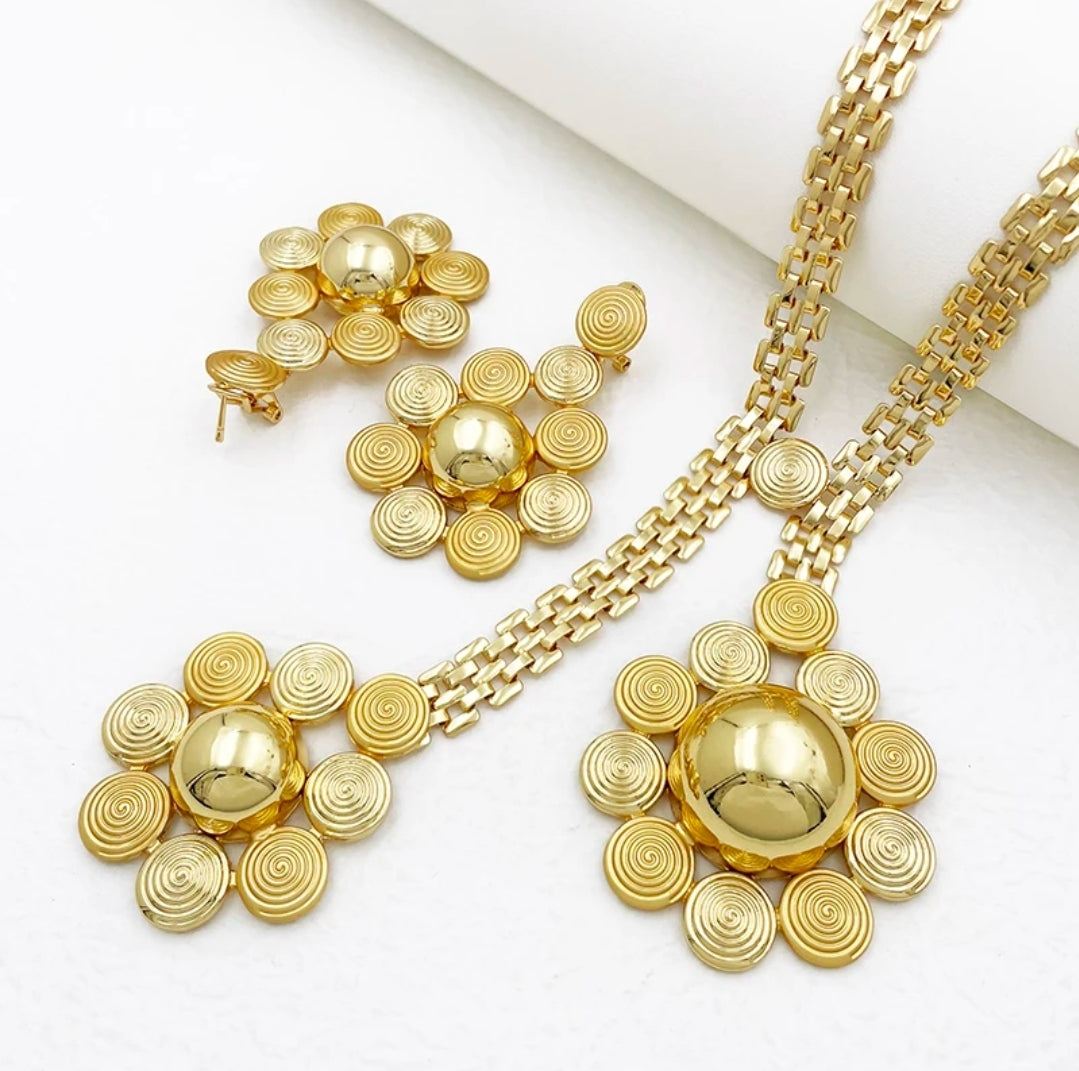 Rings, necklace, bracelet and earrings, rings, necklace, bracelet and earrings.
