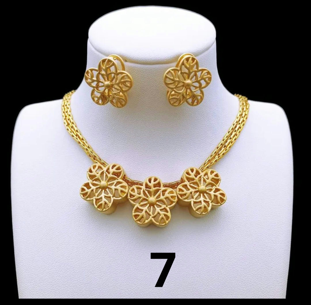 Rings, necklace, bracelet and earrings, rings, necklace, bracelet and earrings.