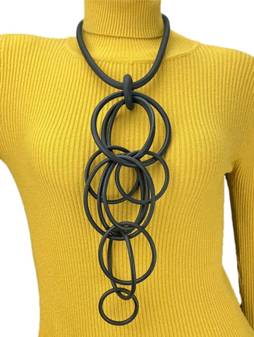 Rings, necklace, bracelet and earrings, rings, necklace, bracelet and earrings.
