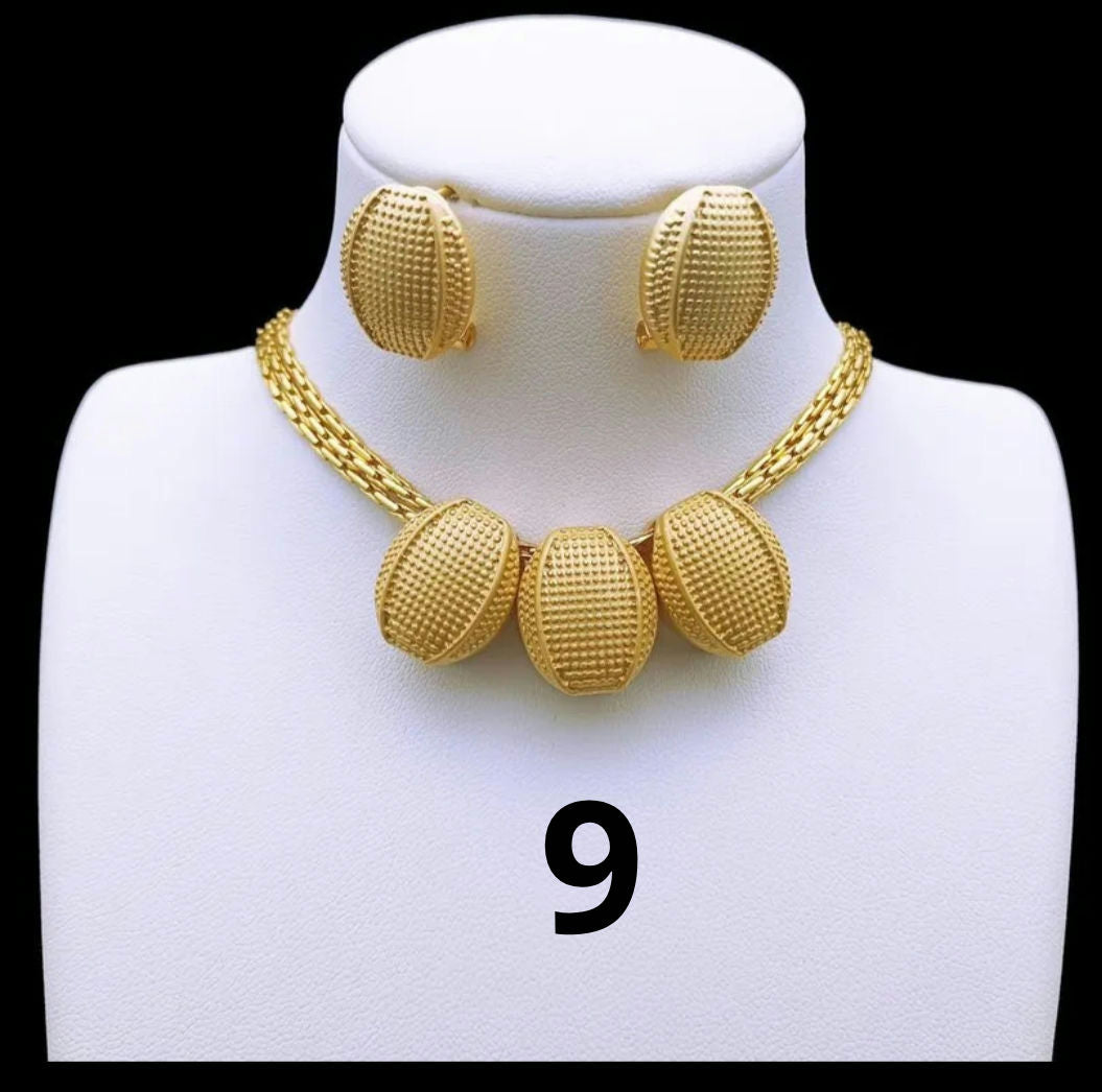 Rings, necklace, bracelet and earrings, rings, necklace, bracelet and earrings.