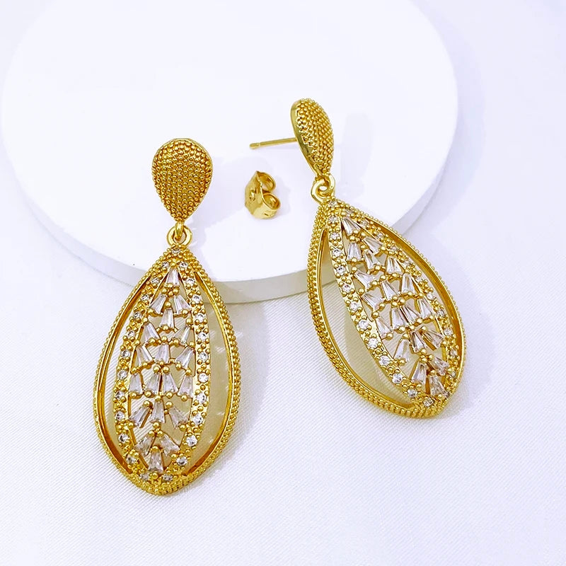 Rings, necklace, bracelet and earrings, rings, necklace, bracelet and earrings.
