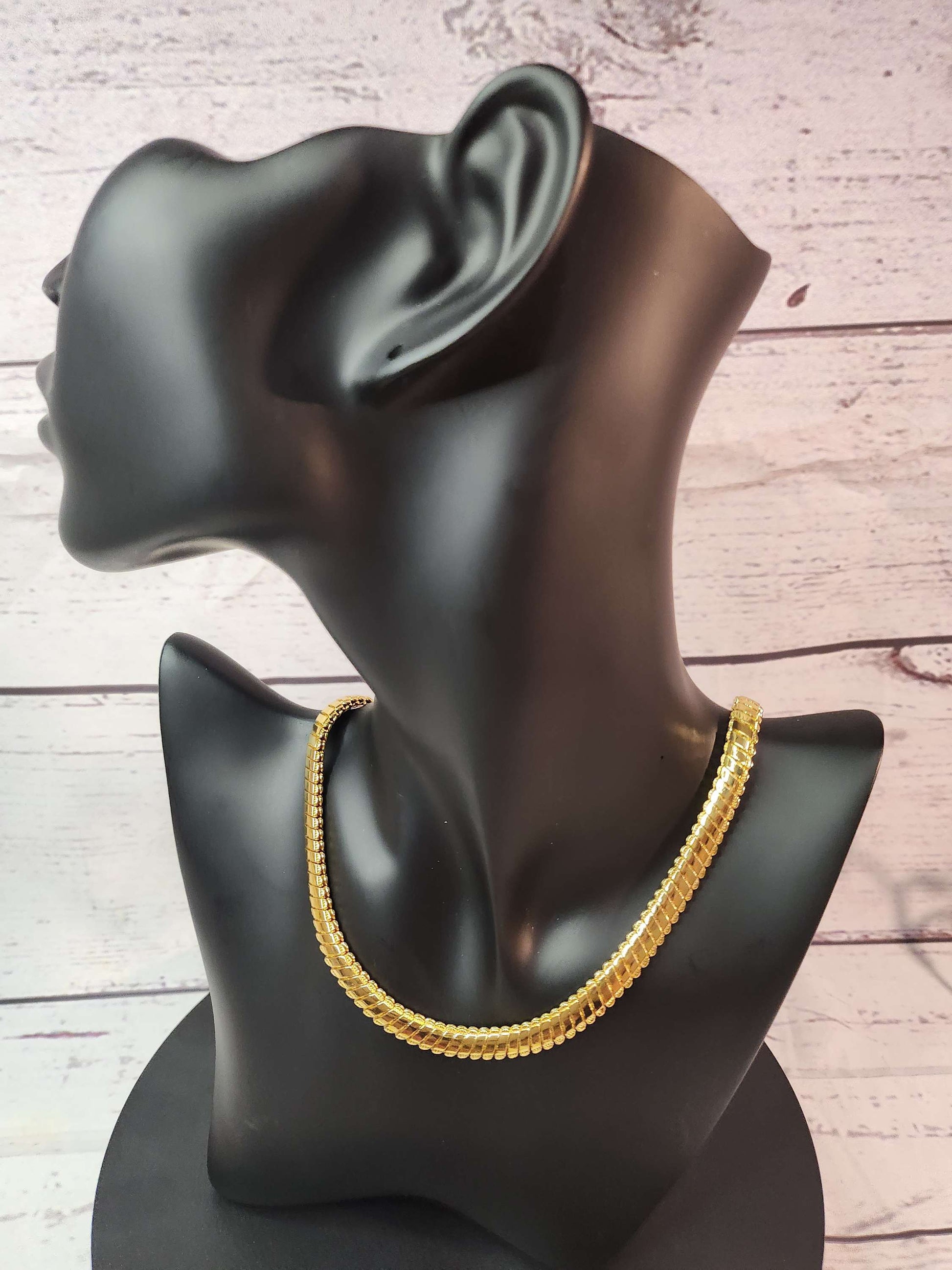 Rings, necklace, bracelet and earrings, rings, necklace, bracelet and earrings.