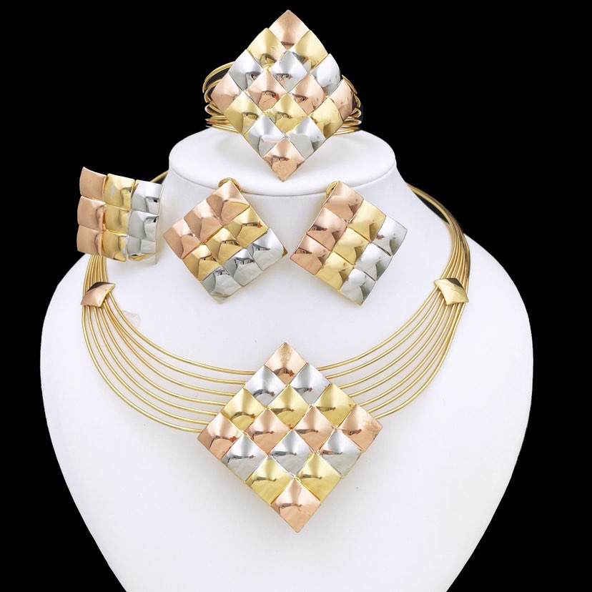 Rings, necklace, bracelet and earrings, rings, necklace, bracelet and earrings.