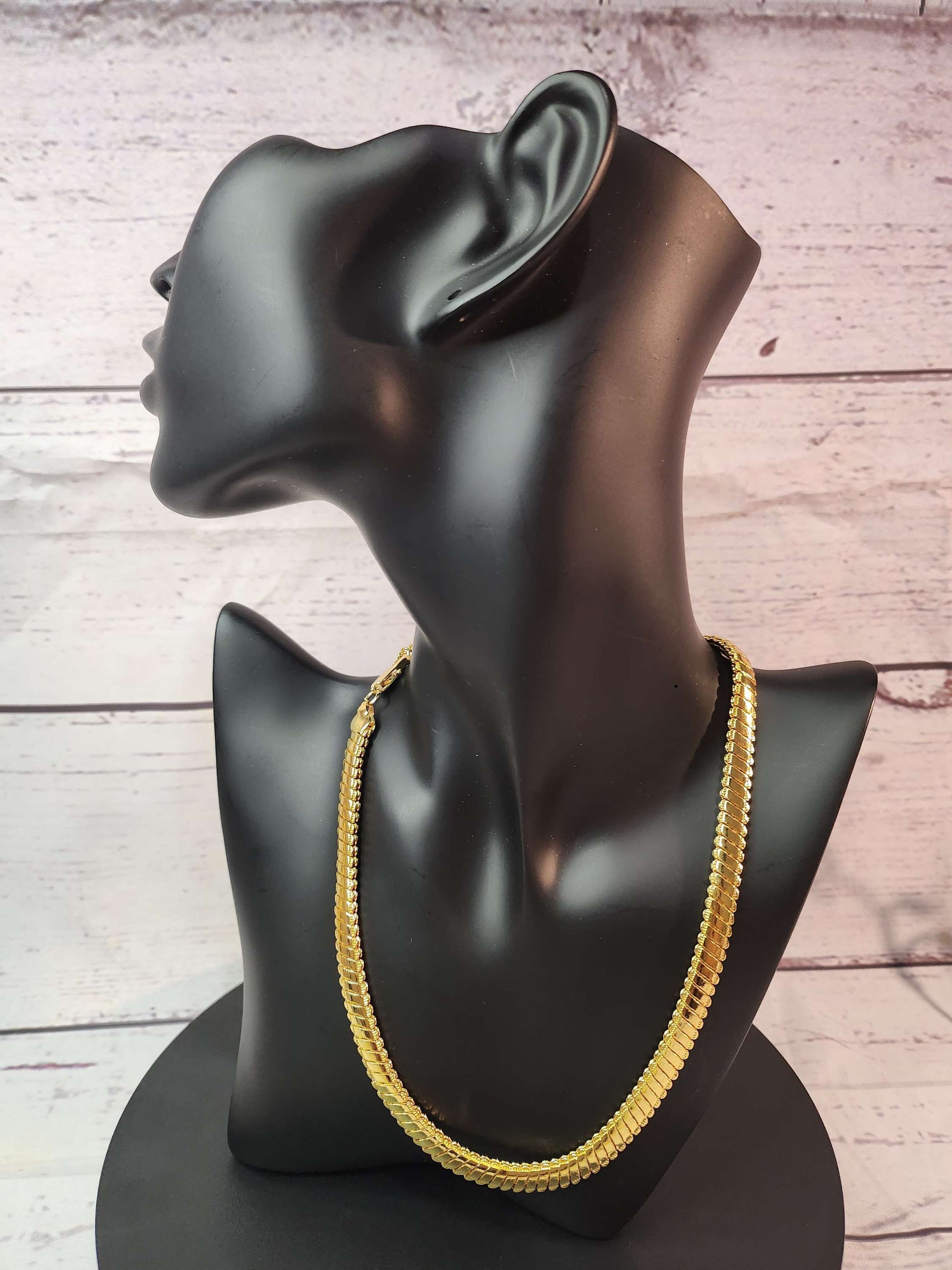 Rings, necklace, bracelet and earrings, rings, necklace, bracelet and earrings.