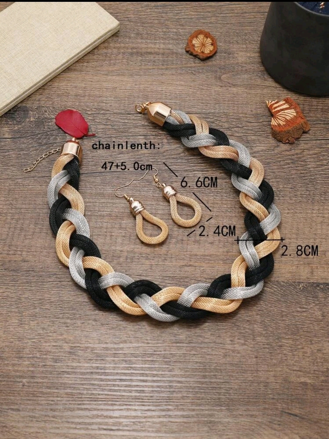 Rings, necklace, bracelet and earrings, rings, necklace, bracelet and earrings.