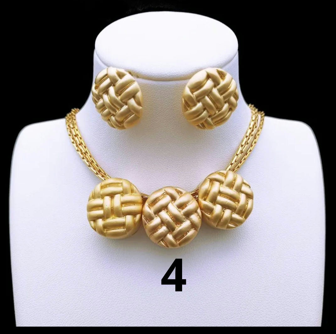 Rings, necklace, bracelet and earrings, rings, necklace, bracelet and earrings.