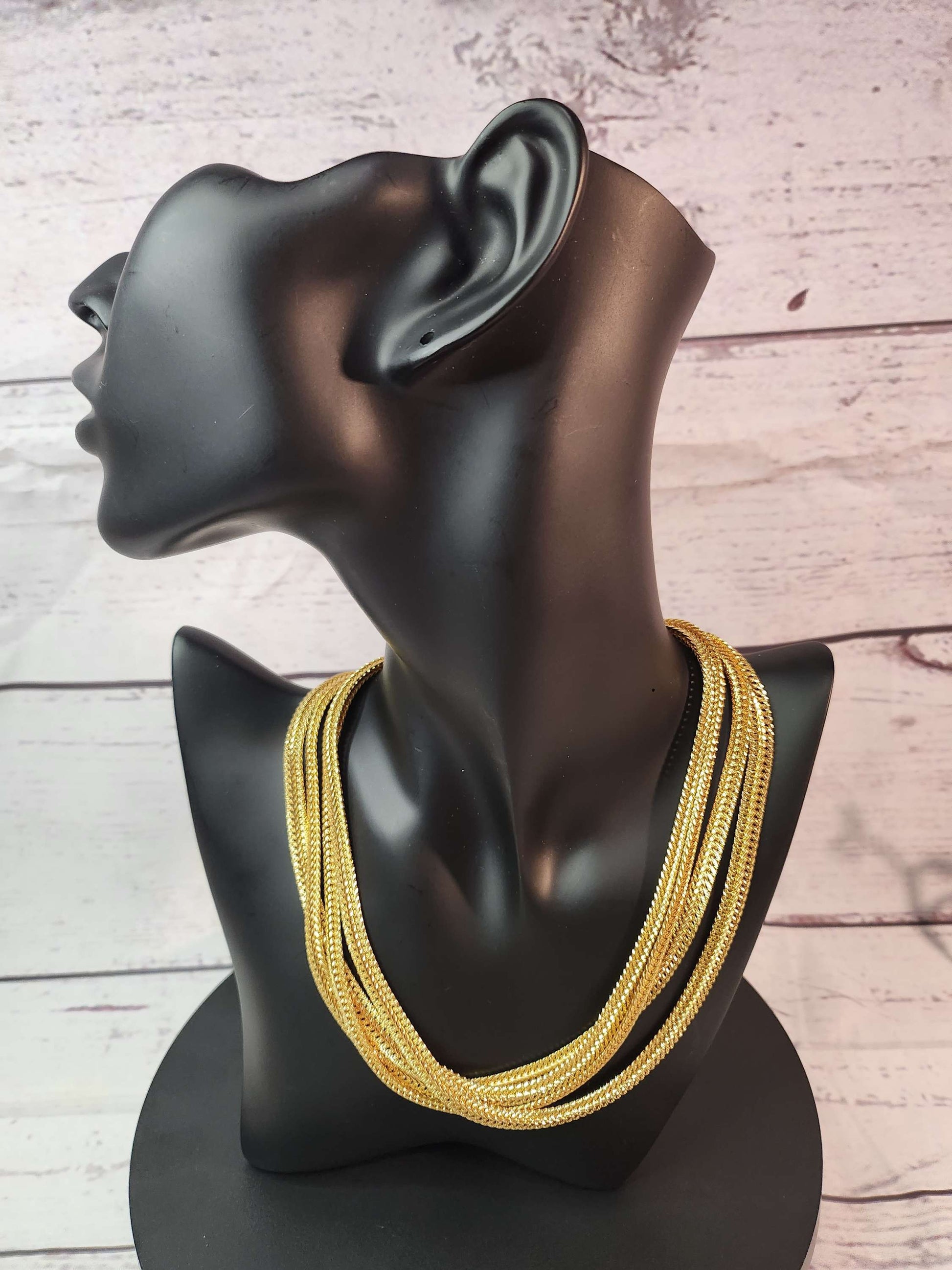 Rings, necklace, bracelet and earrings, rings, necklace, bracelet and earrings.