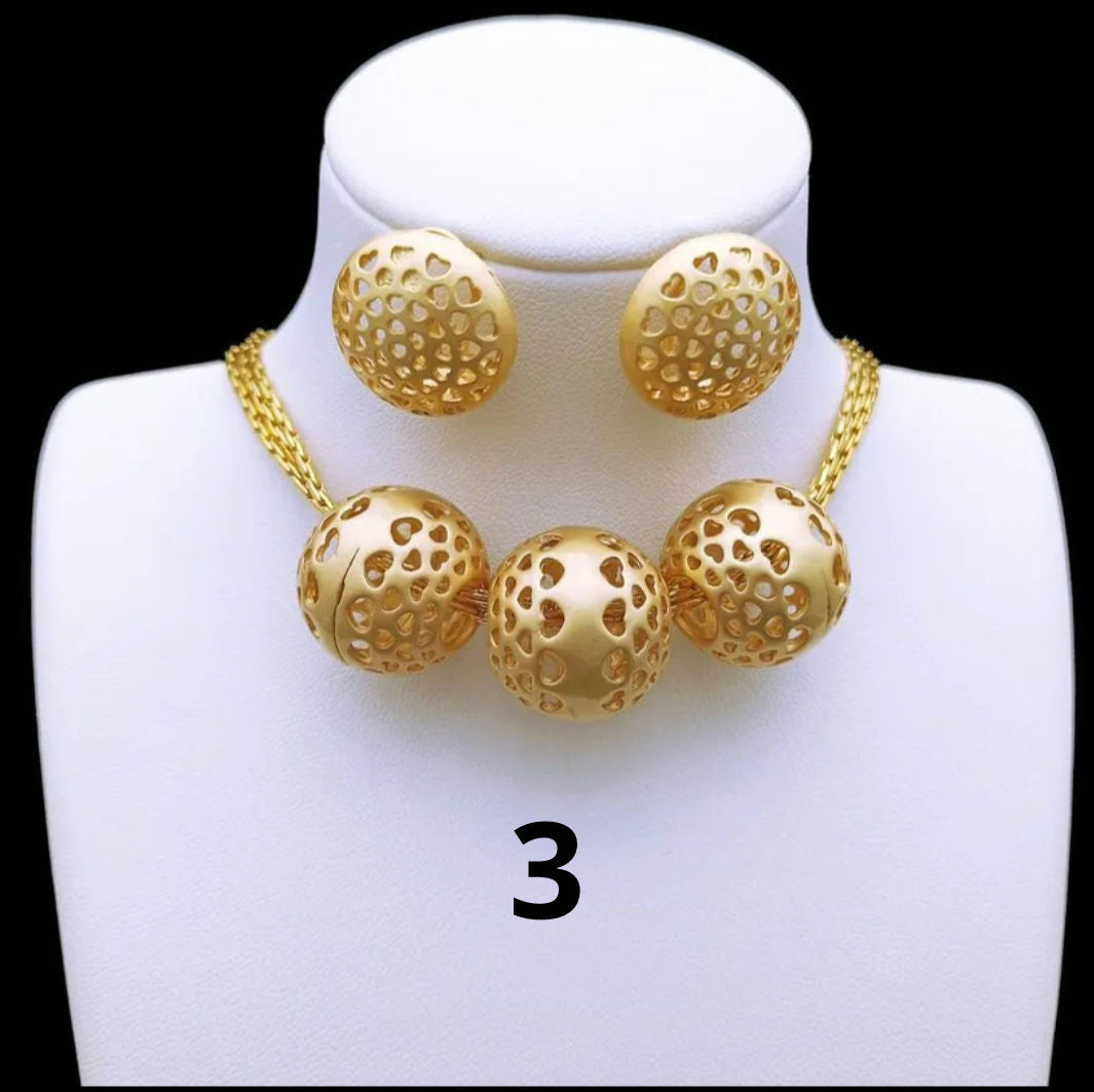Rings, necklace, bracelet and earrings, rings, necklace, bracelet and earrings.