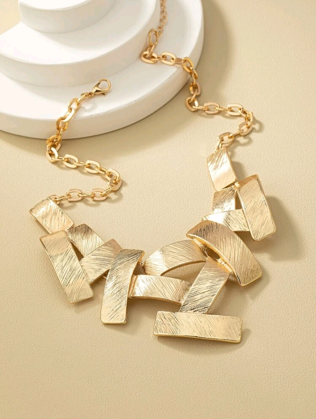 Rings, necklace, bracelet and earrings, rings, necklace, bracelet and earrings.
