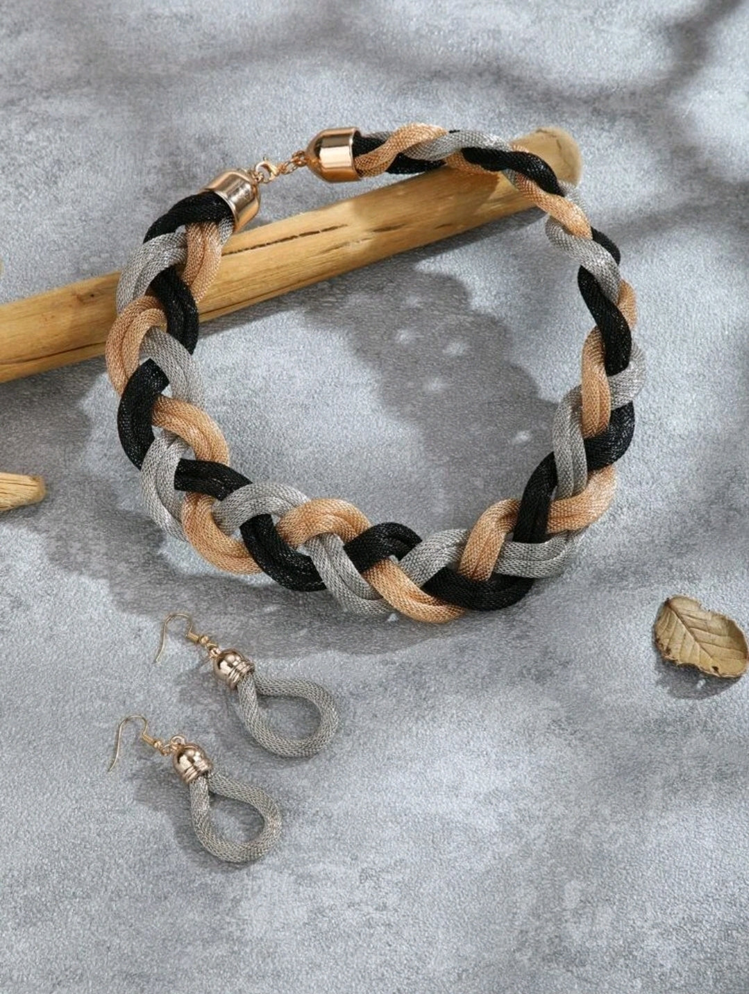 Rings, necklace, bracelet and earrings, rings, necklace, bracelet and earrings.