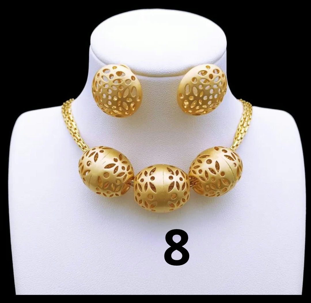 Rings, necklace, bracelet and earrings, rings, necklace, bracelet and earrings.