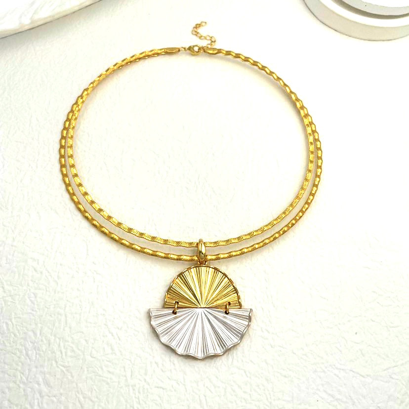 Rings, necklace, bracelet and earrings, rings, necklace, bracelet and earrings.