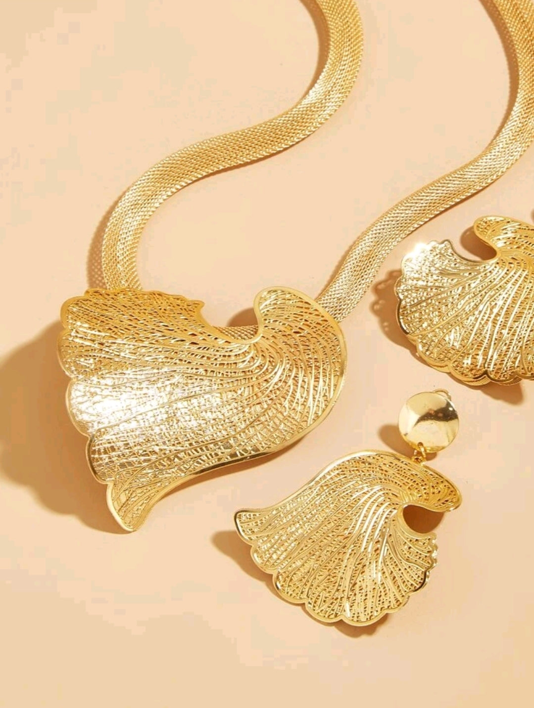 Rings, necklace, bracelet and earrings, rings, necklace, bracelet and earrings.