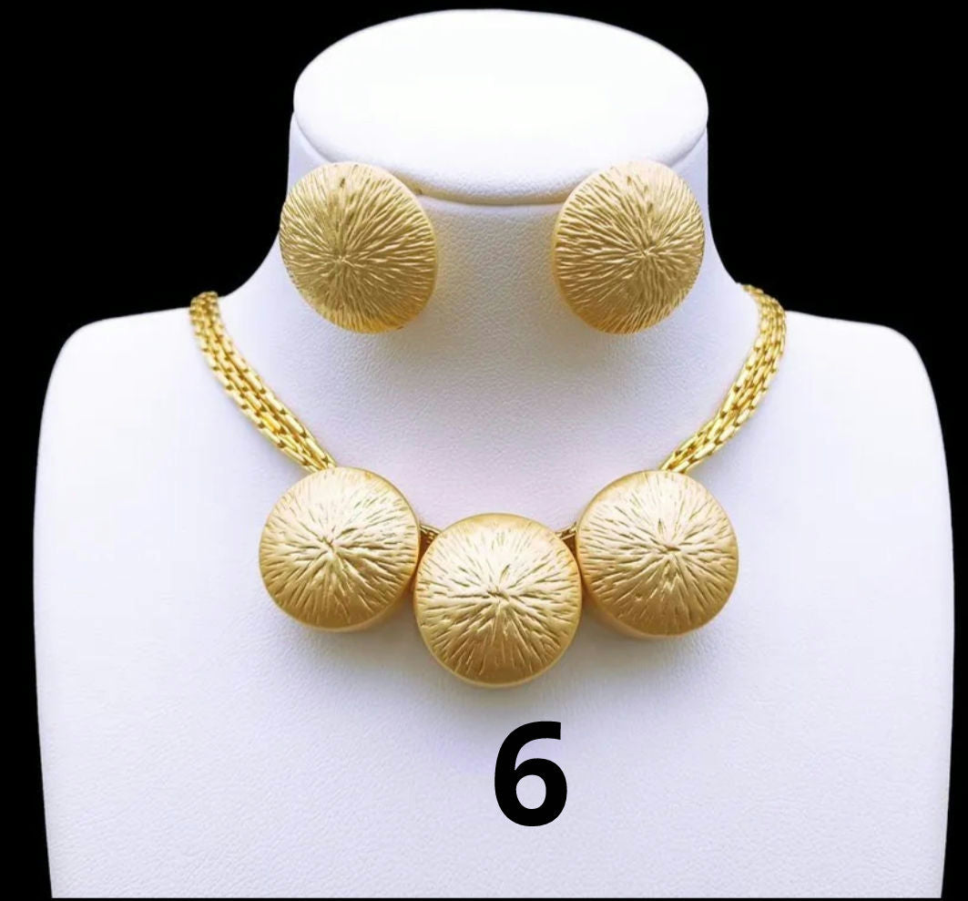 Rings, necklace, bracelet and earrings, rings, necklace, bracelet and earrings.