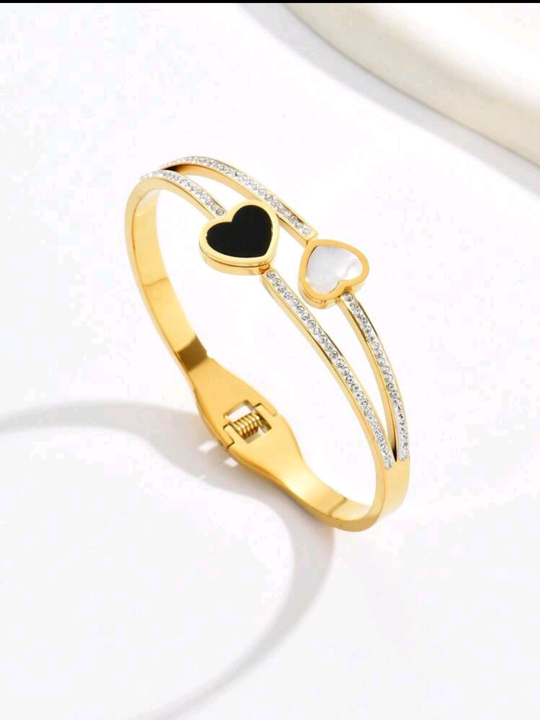 Rings, necklace, bracelet and earrings, rings, necklace, bracelet and earrings.