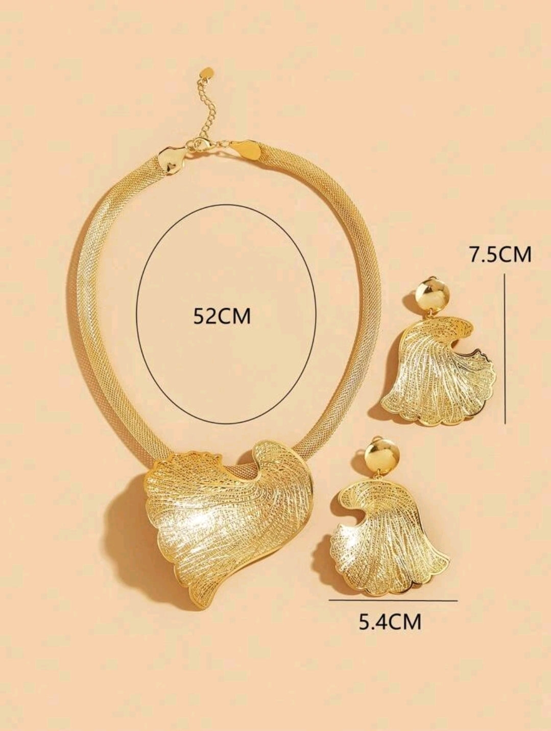 Rings, necklace, bracelet and earrings, rings, necklace, bracelet and earrings.