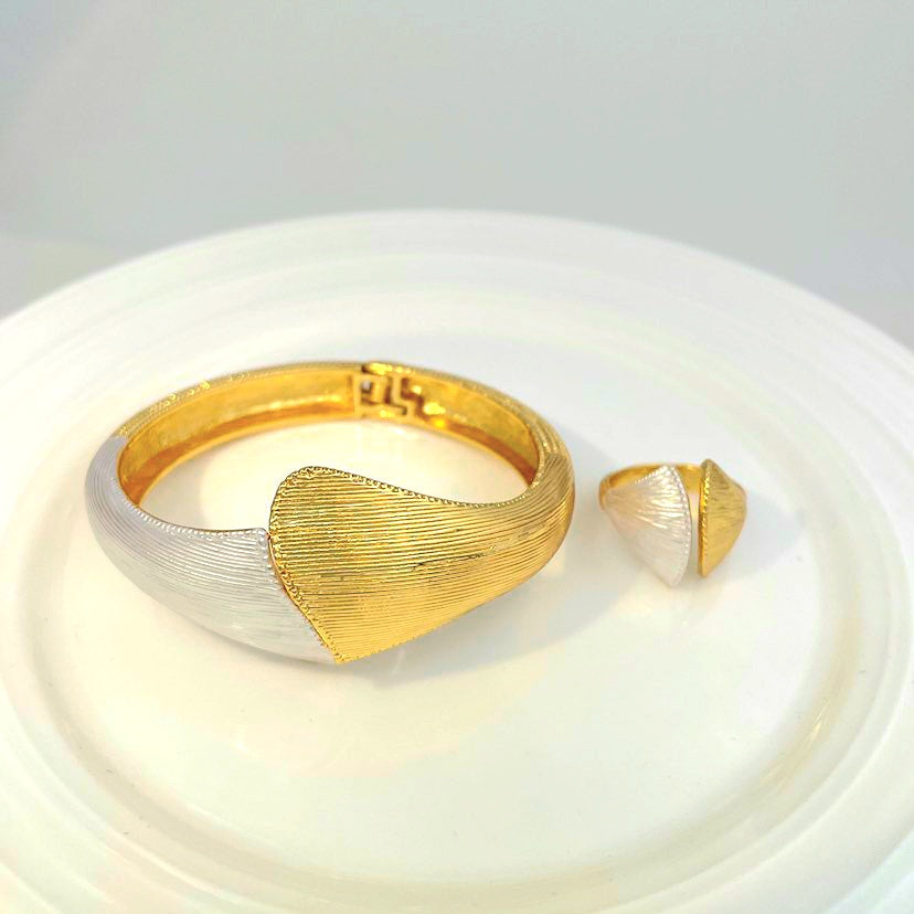 Rings, necklace, bracelet and earrings, rings, necklace, bracelet and earrings.