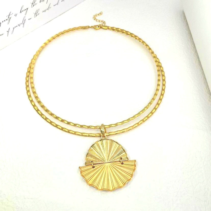 Rings, necklace, bracelet and earrings, rings, necklace, bracelet and earrings.