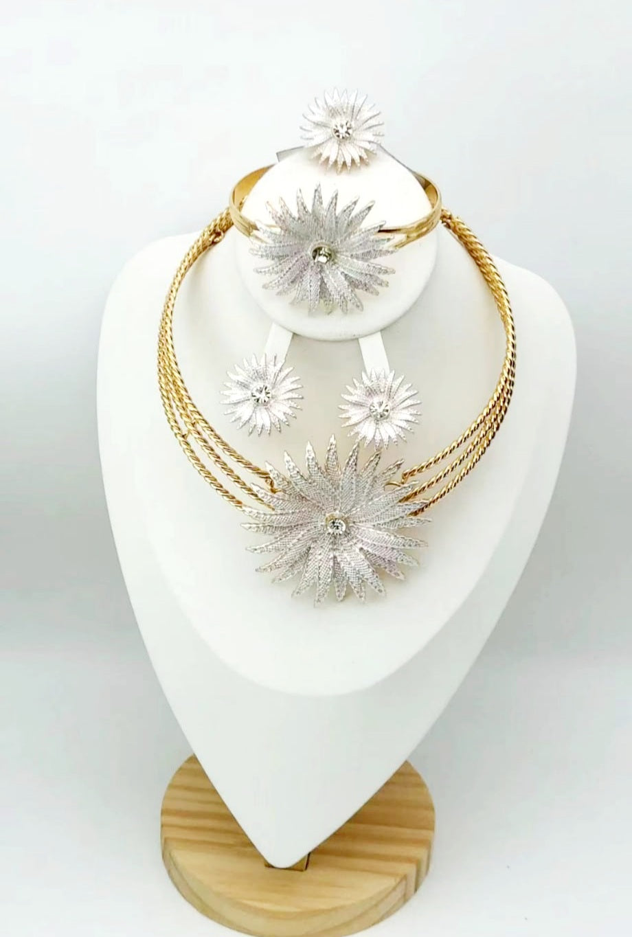 Rings, necklace, bracelet and earrings, rings, necklace, bracelet and earrings.