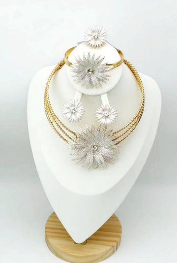 Rings, necklace, bracelet and earrings, rings, necklace, bracelet and earrings.