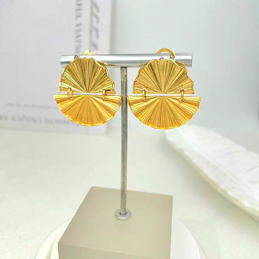 Rings, necklace, bracelet and earrings, rings, necklace, bracelet and earrings.