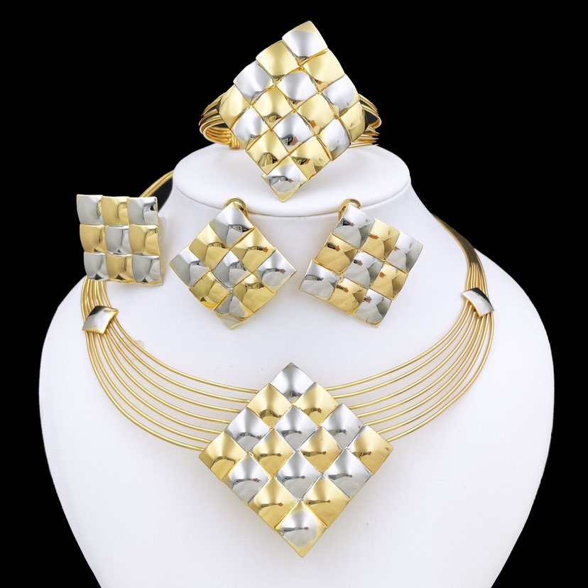 Rings, necklace, bracelet and earrings, rings, necklace, bracelet and earrings.