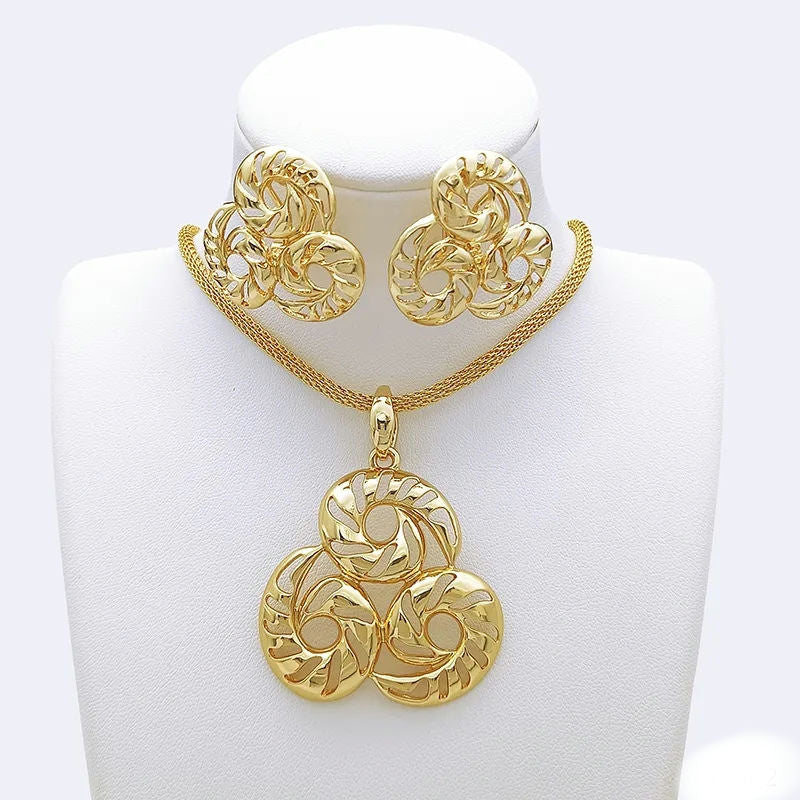 Rings, necklace, bracelet and earrings, rings, necklace, bracelet and earrings.