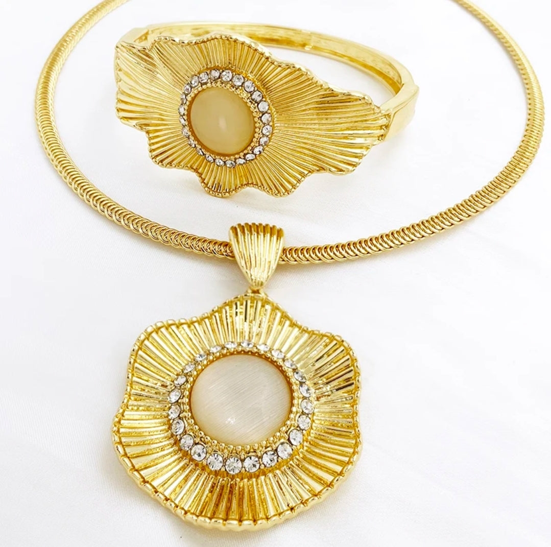 Rings, necklace, bracelet and earrings, rings, necklace, bracelet and earrings.