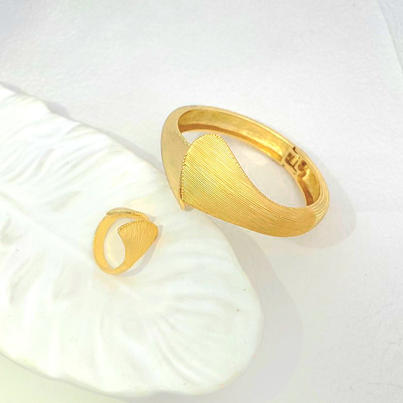 Rings, necklace, bracelet and earrings, rings, necklace, bracelet and earrings.