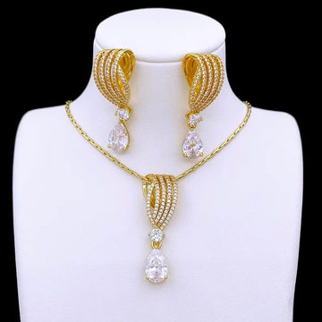 Rings, necklace, bracelet and earrings, rings, necklace, bracelet and earrings.