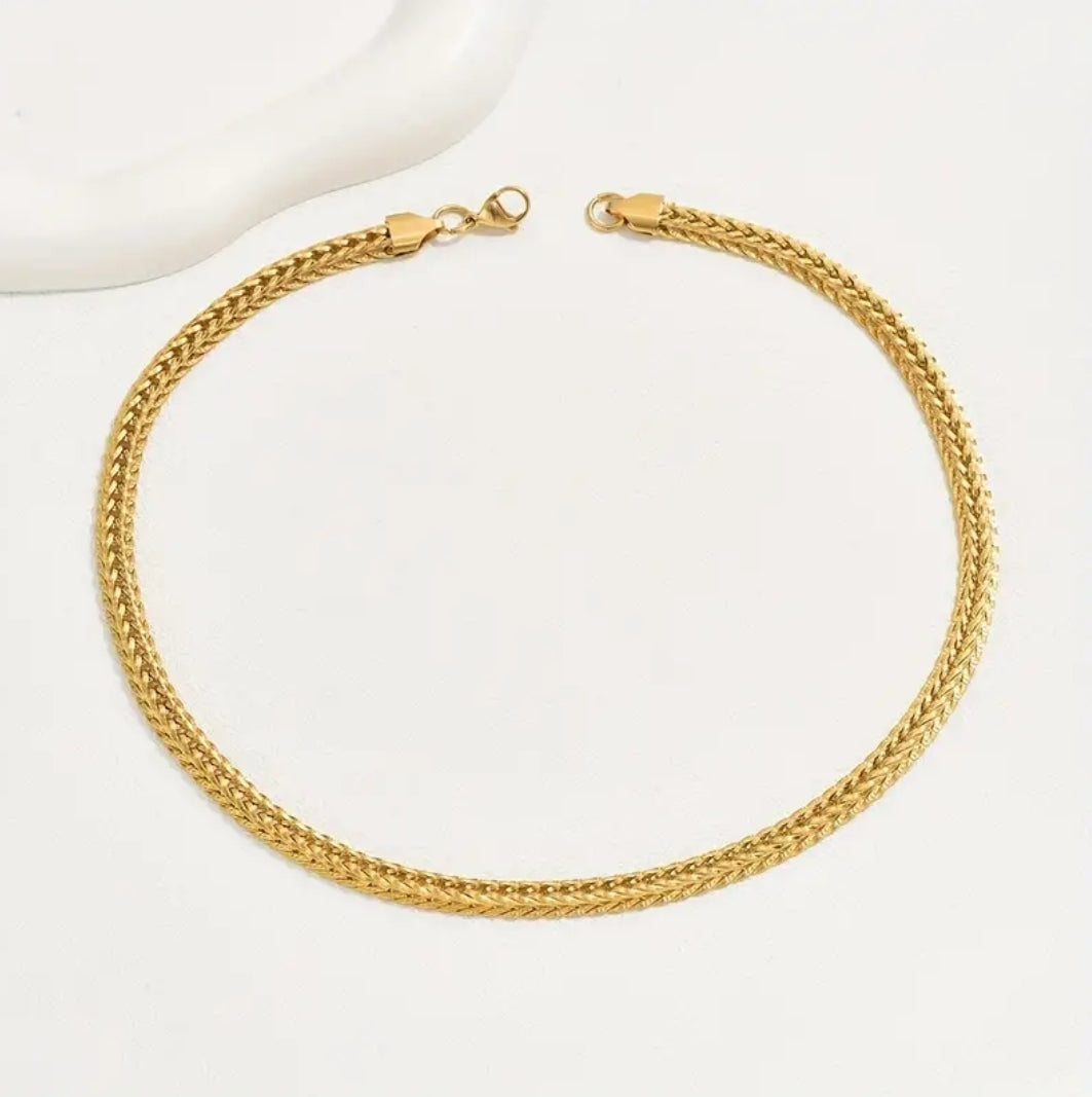 Rings, necklace, bracelet and earrings, rings, necklace, bracelet and earrings.