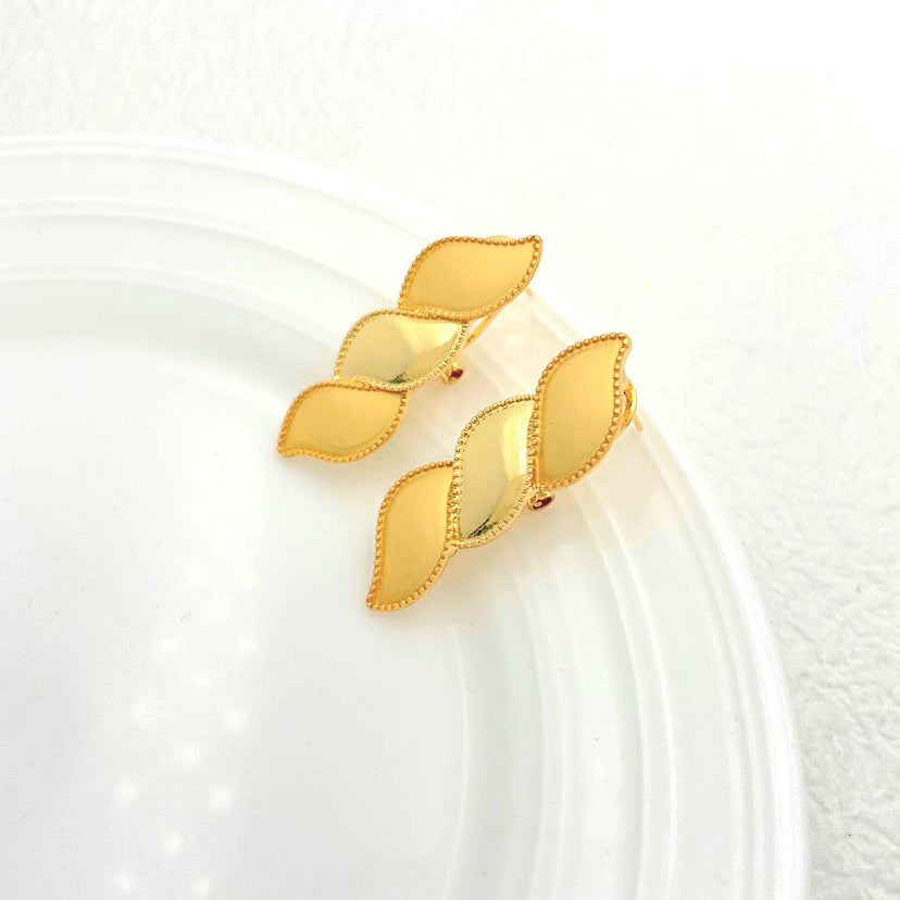 Rings, necklace, bracelet and earrings, rings, necklace, bracelet and earrings.