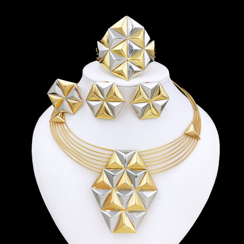 Rings, necklace, bracelet and earrings, rings, necklace, bracelet and earrings.